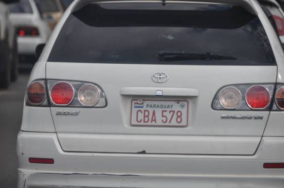 Carro paraguaio circula em Ciudad de Leste - Paraguai